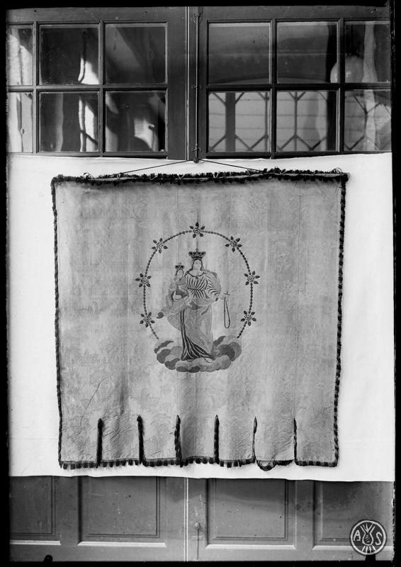 Bandera amb la imatge del Roser. Exposició rosariana. Acadèmia Catòlica de Sabadell