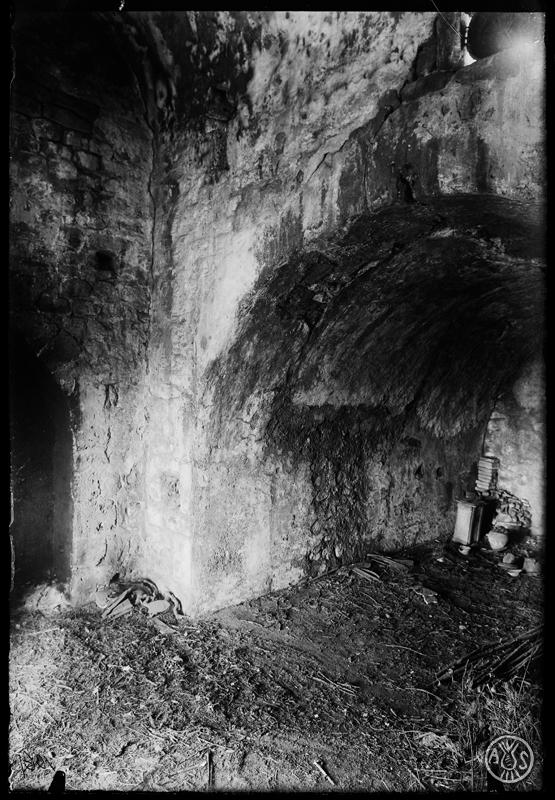 Interior de l'ermita de Sant Nicolau abans de la restauració. Sabadell