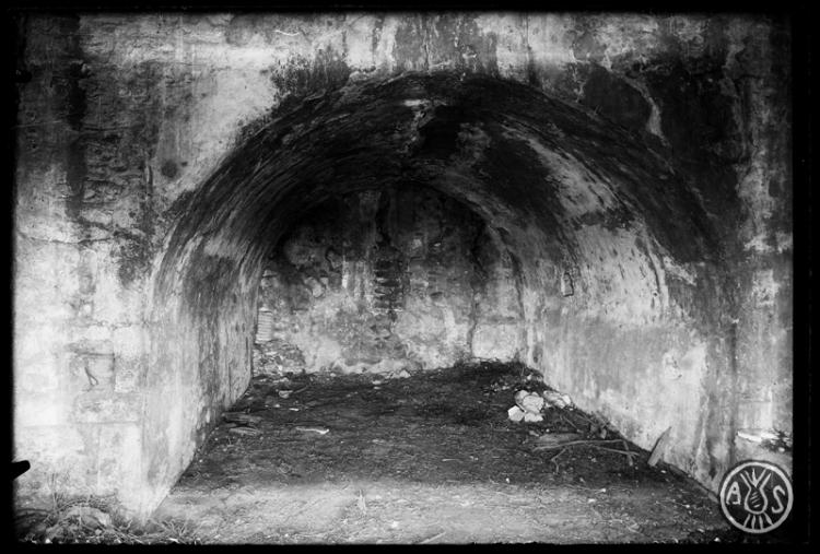 Interior de l'ermita de Sant Nicolau abans de la restauració. Sabadell