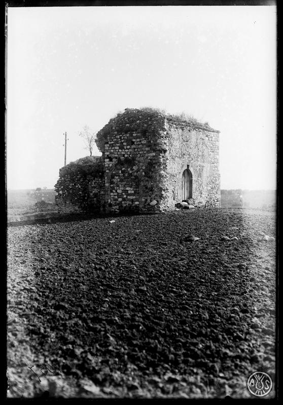 Façana nord-ponent   (nord oest) de l'ermita de Sant Nicolau, abans de ser restaurada. Sabadell