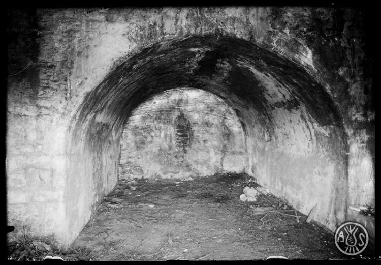 Interior de l'absis de l'ermita de Sant Nicolau, abans de la restauració. Sabadell