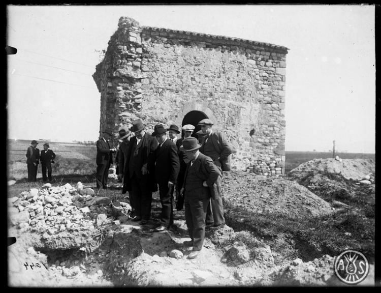 Visita de Josep Puig i Cadafalch a les excavacions fetes al costat de l'ermita de Sant Nicolau. Sabadell