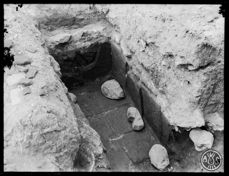 Enterrament construït amb teules romanes, trobat a les excavacions al voltant de l'ermita de Sant Nicolau. Sabadell