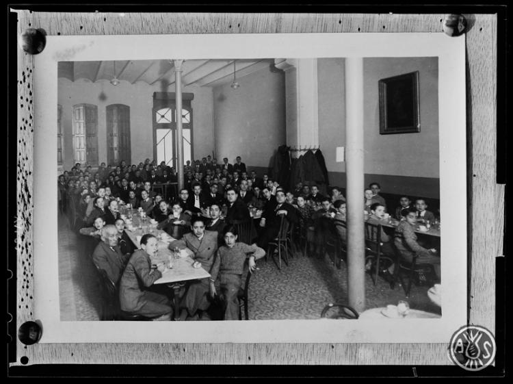 Esmorzar  al cafè de l'Acadèmia Catòlica de Sabadell per als joves de la Congregació Mariana de Sant Lluís Gonzaga. Sabadell