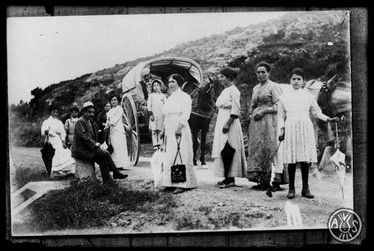 Grup amb un carro tartana per un camí del rodal de Sabadell.
