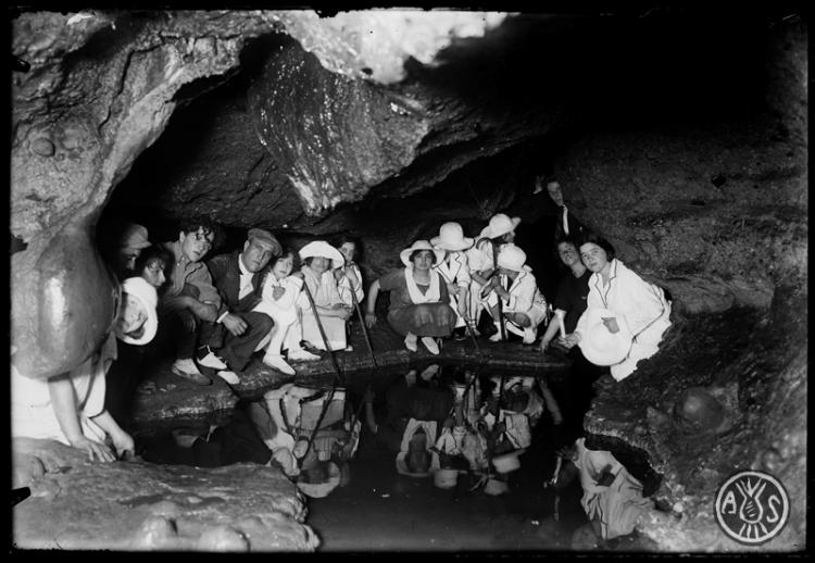 Excursionistes de l'Acadèmia Miralles dins d'una galeria de la cova Simanya. Massís de Sant Llorenç del Munt.