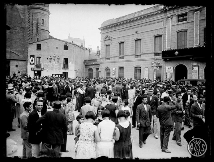 Sardanes a la plaça de Sant Roc. Sabadell