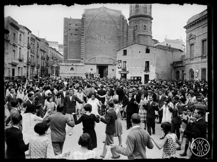 Sardanes a la plaça Sant Roc. Sabadell