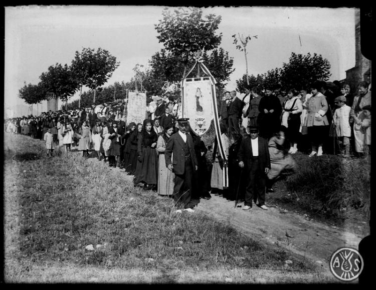 Processó celebrant el 64 aniversari de la invasió colèrica dirigint-se al Santuari de Nostra Senyora de la Salut. Sabadell