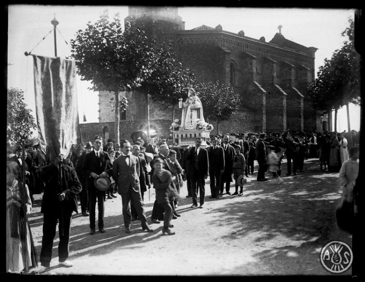 Processó celebrant el 64 aniversari de la invasió colèrica dirigint-se al Santuari de Nostra Senyora de la Salut. Sabadell