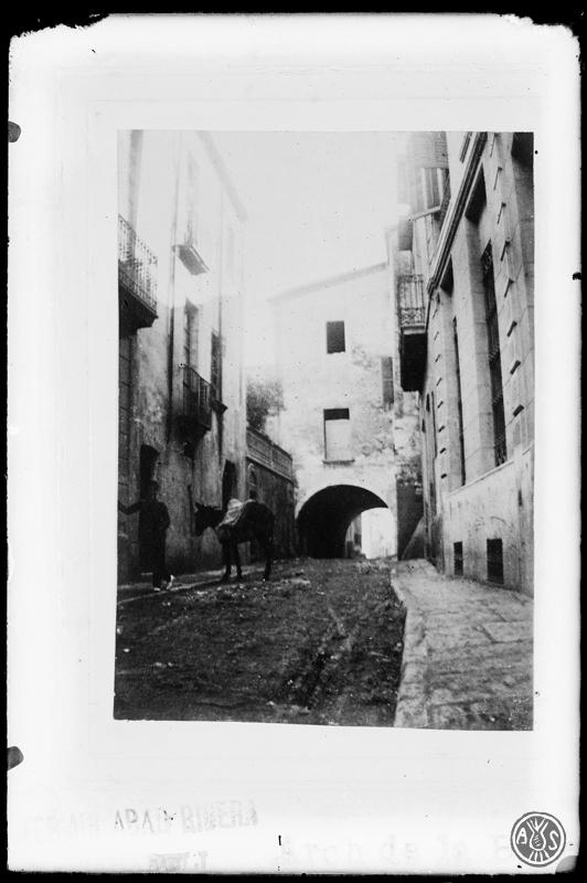 Arc de la Borriana (arc d'en Casanoves) que unia les cases del carrer Borriana amb les de la Plaça Major. Sabadell,