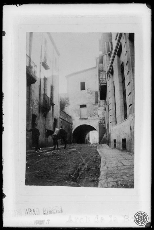 Arc de la Borriana (arc d'en Casanoves) que unia les cases del carrer Borriana amb les de la Plaça Major. Sabadell