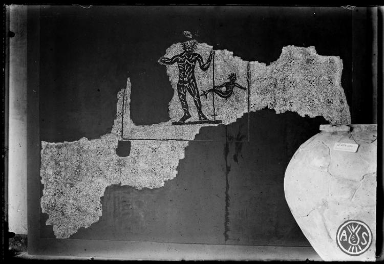 Mosaic de tessel·les blanques i negres amb la figura d'un Neptú procedent de la vil·la romana de la Salut. Museu d'Història de Sabadell.