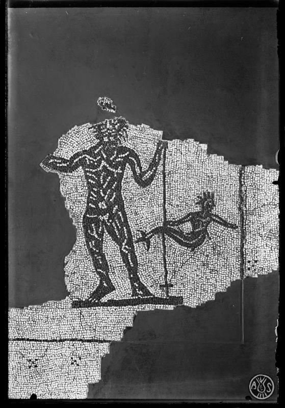 Mosaic de tessel·les blanques i negres amb la figura d'un Neptú procedent de la vil·la romana de la Salut. Sabadell.