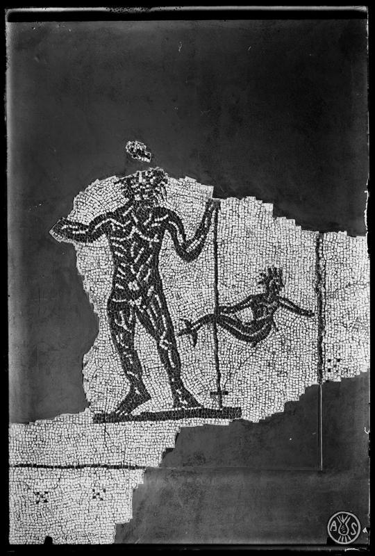 Mosaic de tessel·les blanques i negres amb la figura d'un Neptú procedent de la vil·la romana de la Salut. Sabadell.