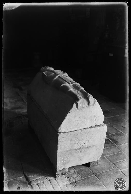 Sarcòfag d'un cavaller del castell de Gallifa. Sabadell