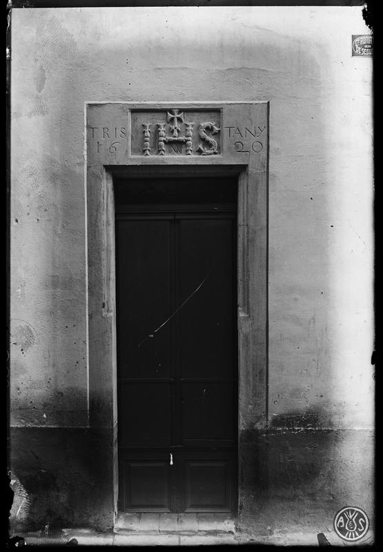 Llinda de la porta d'entrada de la casa del notari Joan Miquel Tristany al carrer Sant Quirze. Sabadell