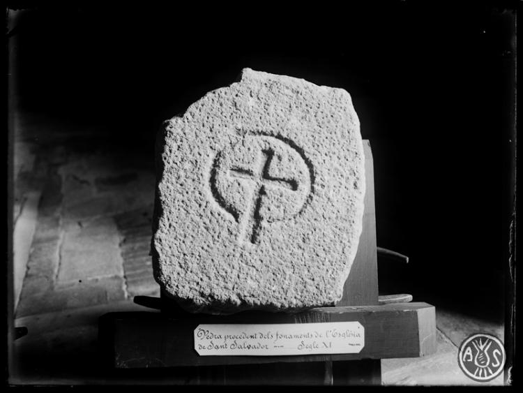 Pedra de la capella de Sant Salvador d'Arrahona, segle XI,  procedent dels fonaments de l'església de Sant Salvador. Sabadell