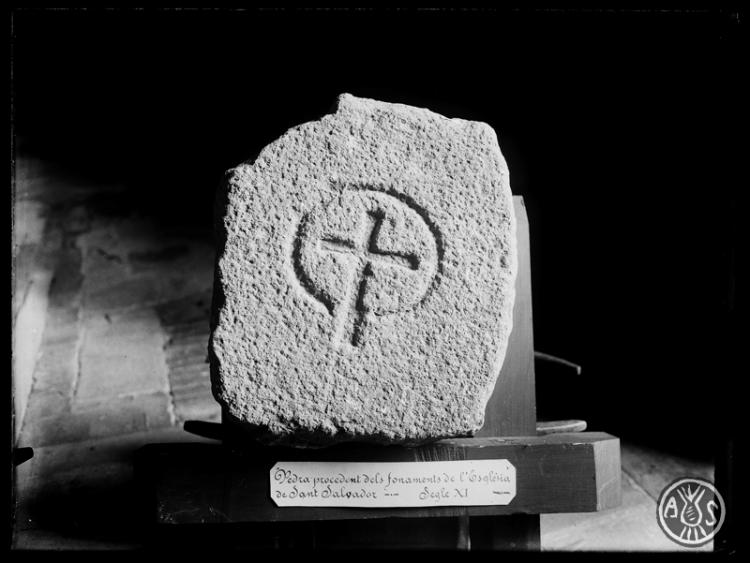 Pedra de la capella de Sant Salvador d'Arrahona, segle XI,  procedent dels fonaments de l'església de Sant Salvador. Sabadell