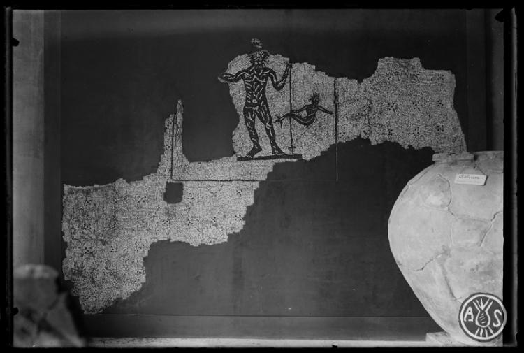 Mosaic de tessel·les blanques i negres amb la figura d'un Neptú procedent de la vil·la romana de la Salut. Museu d'Història de Sabadell.