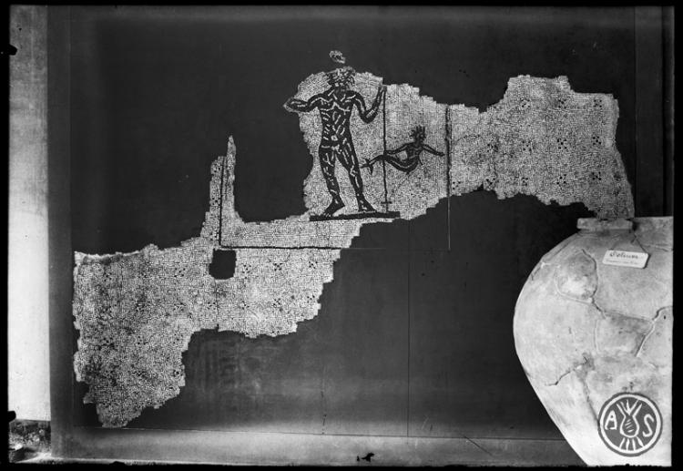 Mosaic de tessel·les blanques i negres amb la figura d'un Neptú procedent de la vil·la romana de la Salut. Museu d'Història de Sabadell.