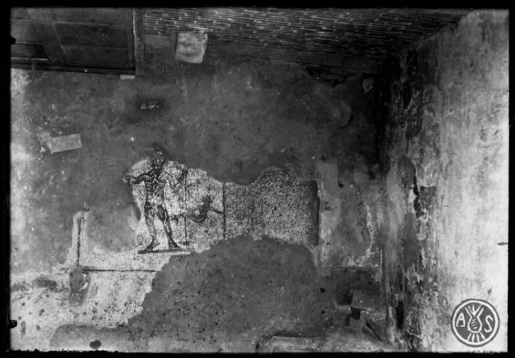 Mosaic de tessel·les blanques i negres amb la figura d'un Neptú procedent de la vil·la romana de la Salut. Sabadell