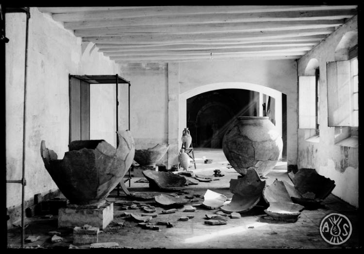 Detalls de la instal·lacció de dòlies de la secció romana en el Museu d'Història de Sabadell