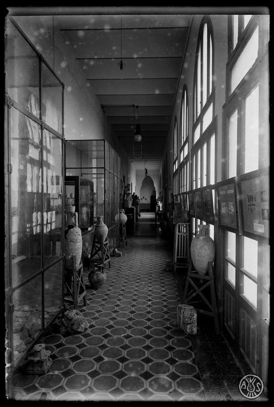 Inicis del Museu d'Història de Sabadell instal·lat en un dels passadissos de l'Escola Industrial. Sabadell