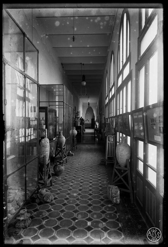 Inicis del Museu d'Història de Sabadell instal·lat en un dels passadissos de l'Escola Industrial. Sabadell