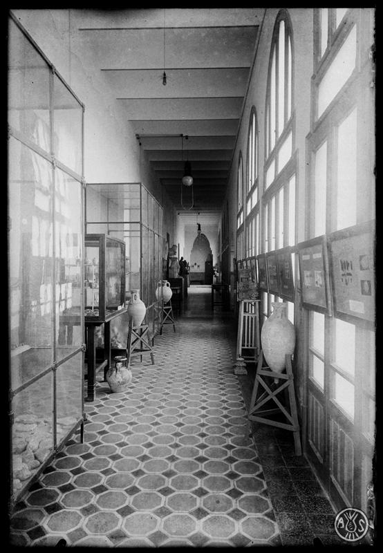 Inicis del Museu d'Història de Sabadell instal·lat en un dels passadissos de l'Escola Industrial. Sabadell