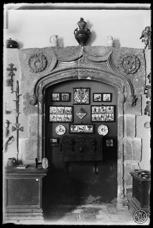 Portal, aiguamans i rajoles en una sala del Museu d'Història de Sabadell