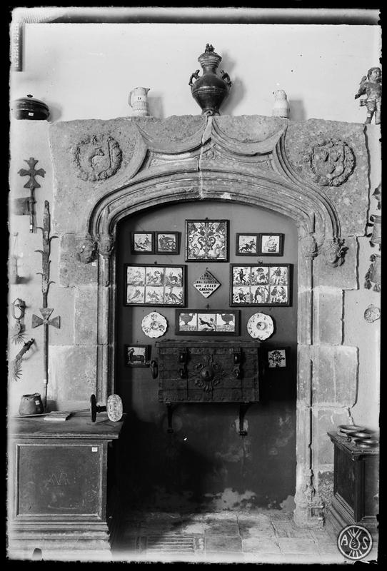 Portal, aiguamans i rajoles en una sala del Museu d'Història de Sabadell