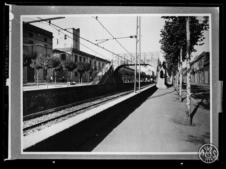 Pas en alçat sobre la via del tren al carrer Latorre. Sabadell