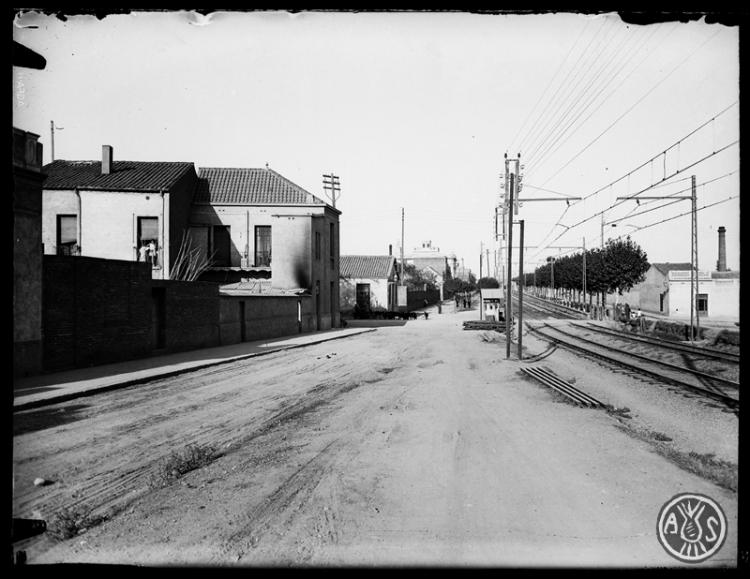 Via del tren del carrer Latorre al seu creuament amb la carretera de Barcelona. Sabadell