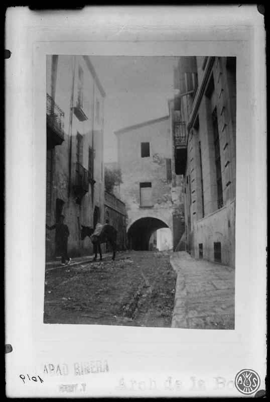 Arc de la Borriana (arc d'en Casanovas) que unia les cases del carrer de la Borriana amb les de la Plaça Major. Sabadell
