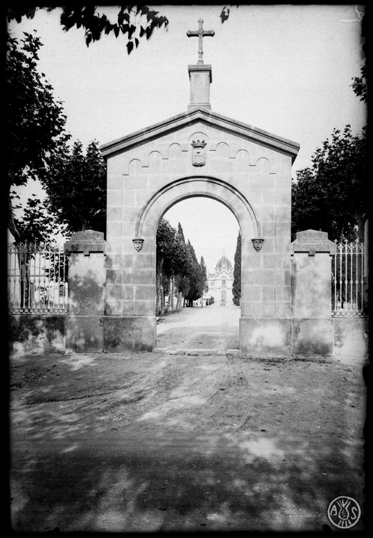 Antiga porta d'accés al cementiri de Sabadell