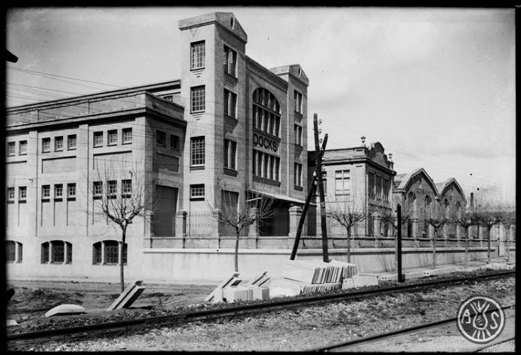 Façana de Condicionament i Docks al carrer Marquès de Comillas número 55. Sabadell