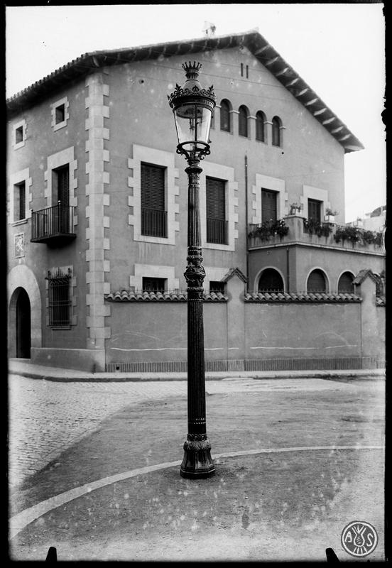 Fanal amb la casa Picart al fons. Carrer Sant Joan cantonada carrer Tres Creus i carrer Indústria. Sabadell
