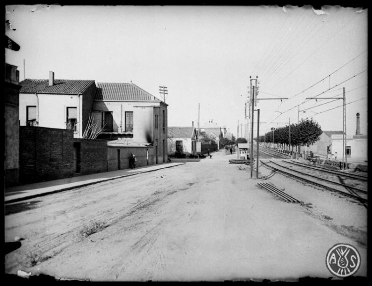 Via del tren al seu pas pel carrer Latorre cruïlla amb la carretera de Barcelona. Sabadell
