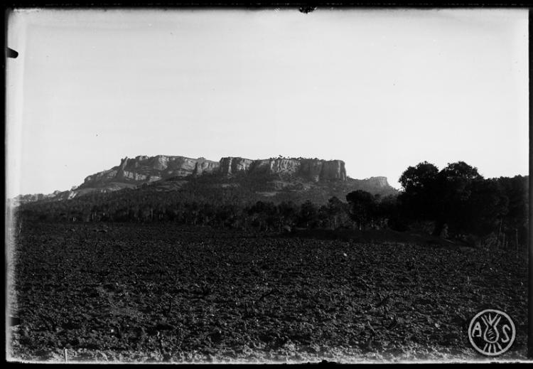 Parc Natural  de Sant Llorenç del Munt vist des de la masia de la Mateta