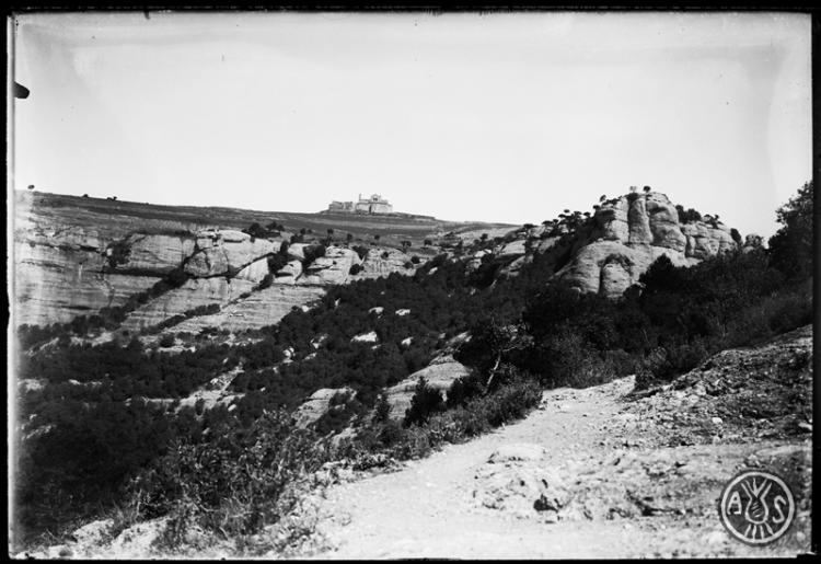 Camí dels monjos al parc Natural de Sant Llorenç del Munt, al fons el monestir