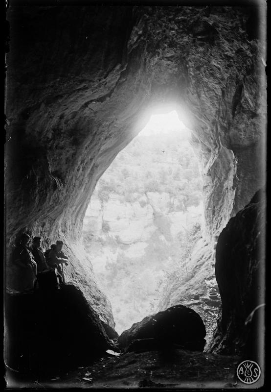 Interior de la cova Simanya al Parc Natural de Sant Llorenç del Munt