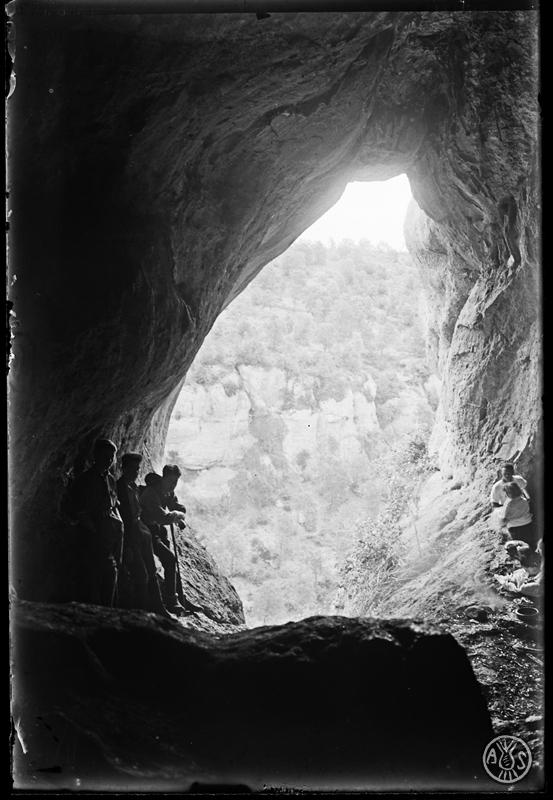 Interior de la cova Simanya al Parc Natural de Sant Llorenç del Munt