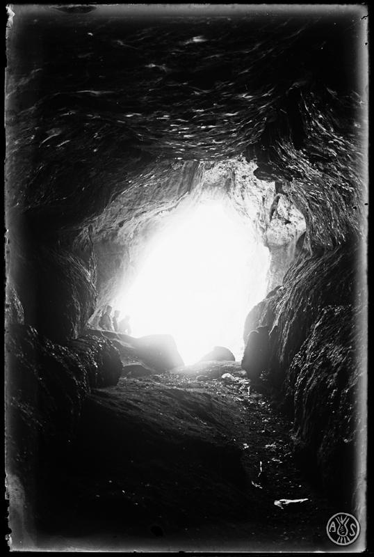 Interior de la cova Simanya al Parc Natural de Sant Llorenç del Munt
