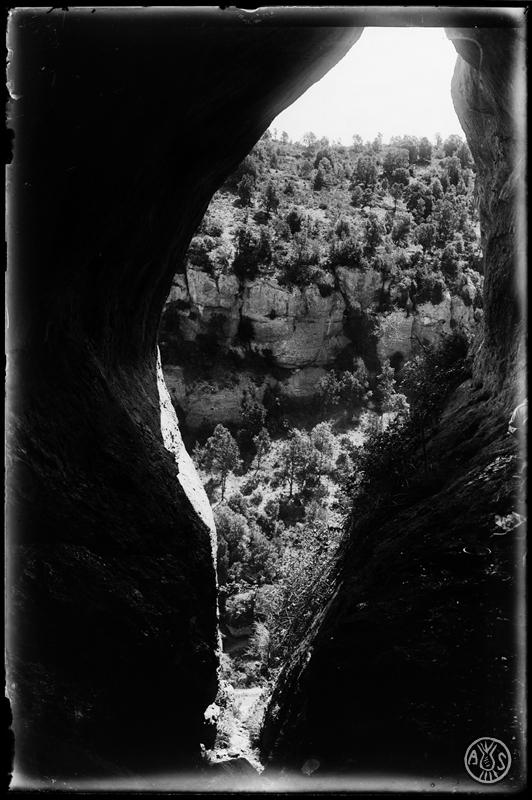 Interior de la cova Simanya al Parc Natural de Sant Llorenç del Munt