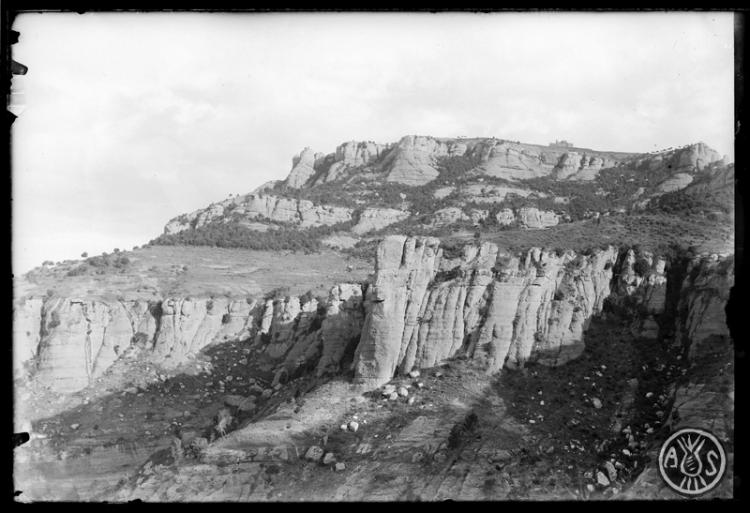 Perspectiva de la muntanya, en primer terme el cap del faraó. Parc Natural de Sant Llorenç del Munt