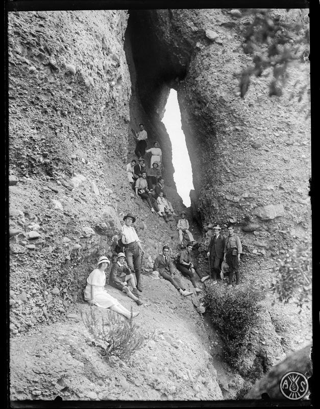 Grup d'excursionistes davant de la Cova del Drac. Parc Natural de Sant Llorenç del Munt