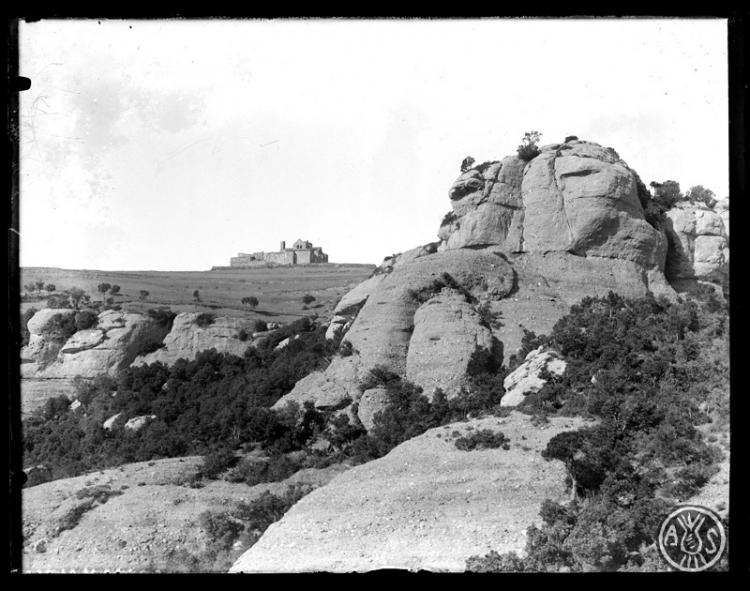 Perspectiva des del sud del monestir benedictí de Sant Llorenç del Munt