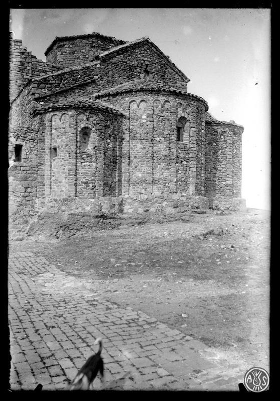 Absis del monestir benedictí de Sant Llorenç del Munt al cim de la muntanya de la Mola