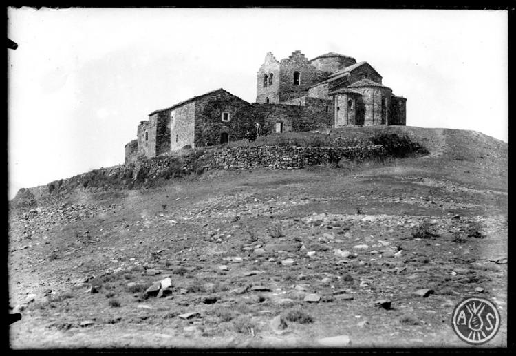 Vista sud-est del monestir benedictí de Sant Llorenç del Munt